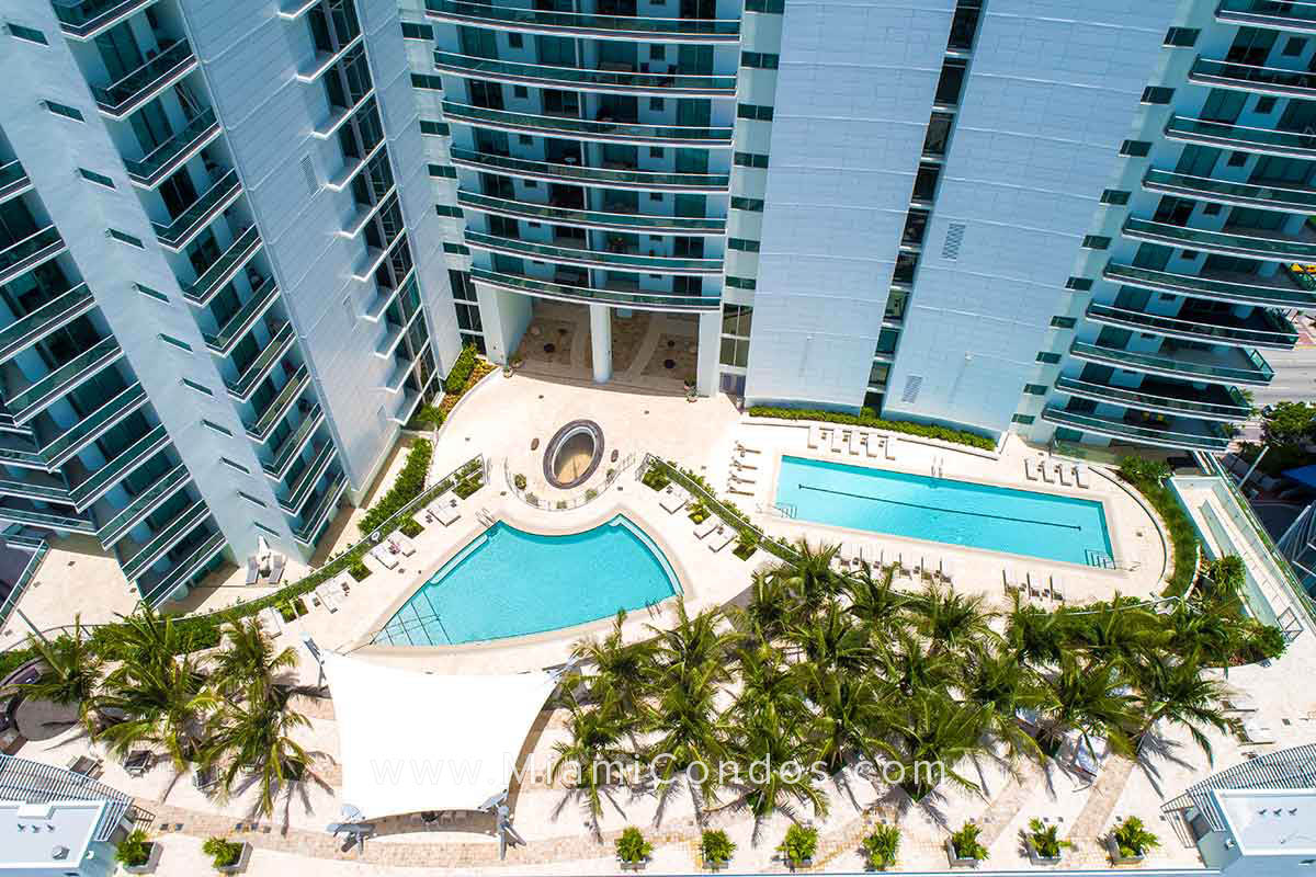 900 Biscayne Bay Condos in Downtown Miami Pool Deck