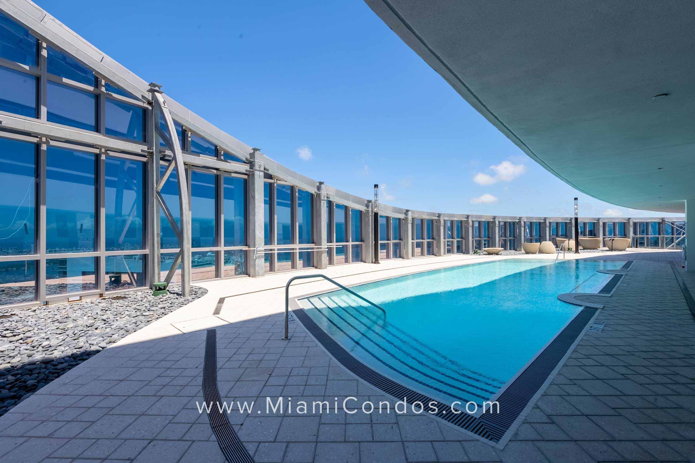 Paramount Miami Worldcenter Rooftop Swimming Pool