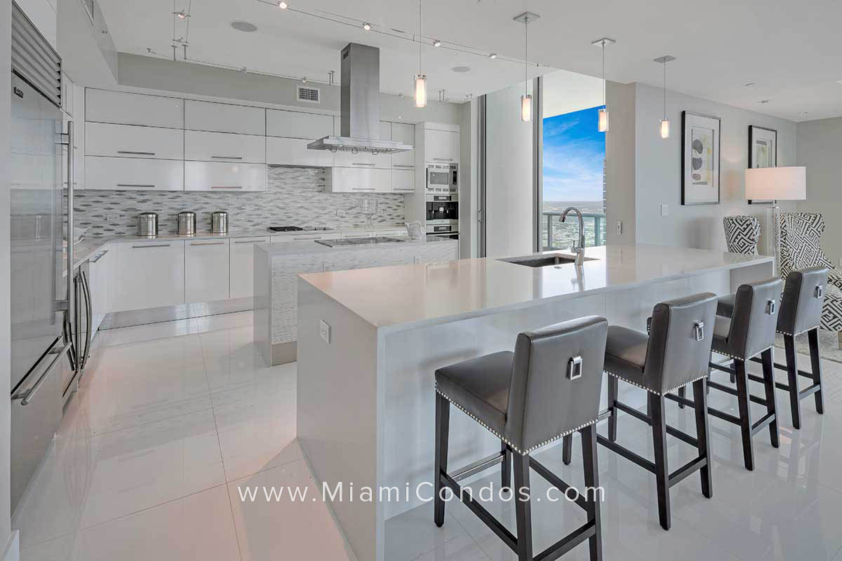 900 Biscayne Bay Condos Kitchen