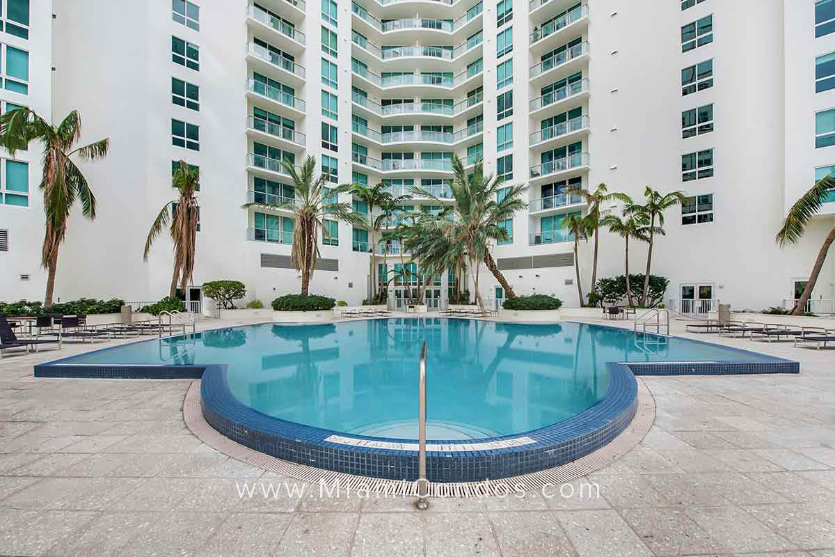 Met 1 Condos in Downtown Miami Pool Deck