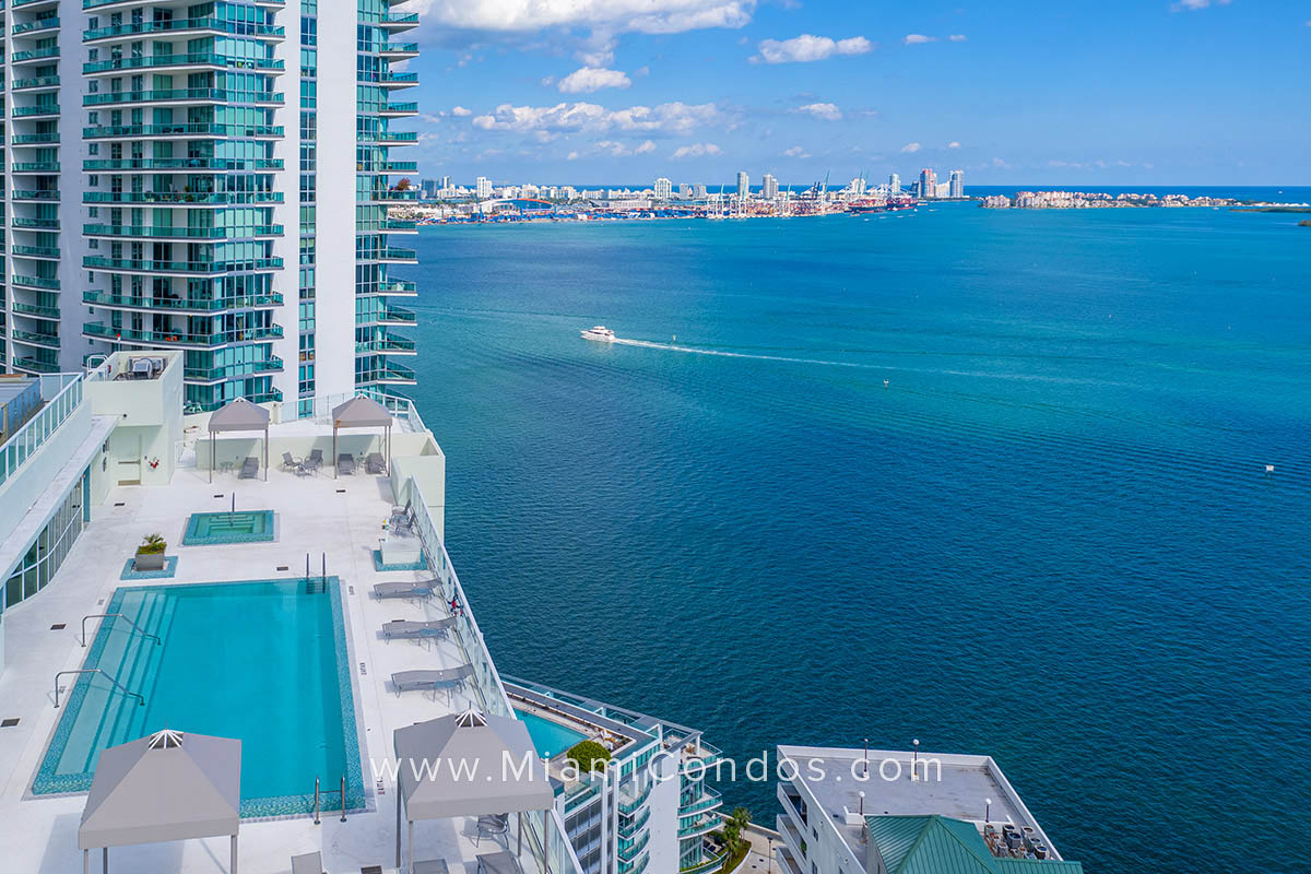 Emerald at Brickell Pool and View